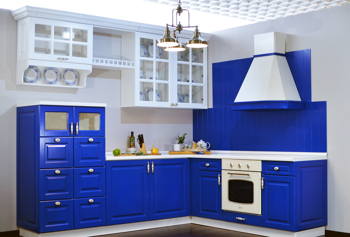 Синяя классическая кухня
